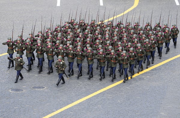 Le personnel militaire russe assistera à un défilé militaire tenu à Moscou, en Russie, le vendredi 9 mai 2025, lors de la célébration du 80e anniversaire de la victoire de l'Union soviétique sur l'Allemagne nazie pendant la Seconde Guerre mondiale. (Alexanderwilf / agence d'animation de photos Ria Novosti via AP)