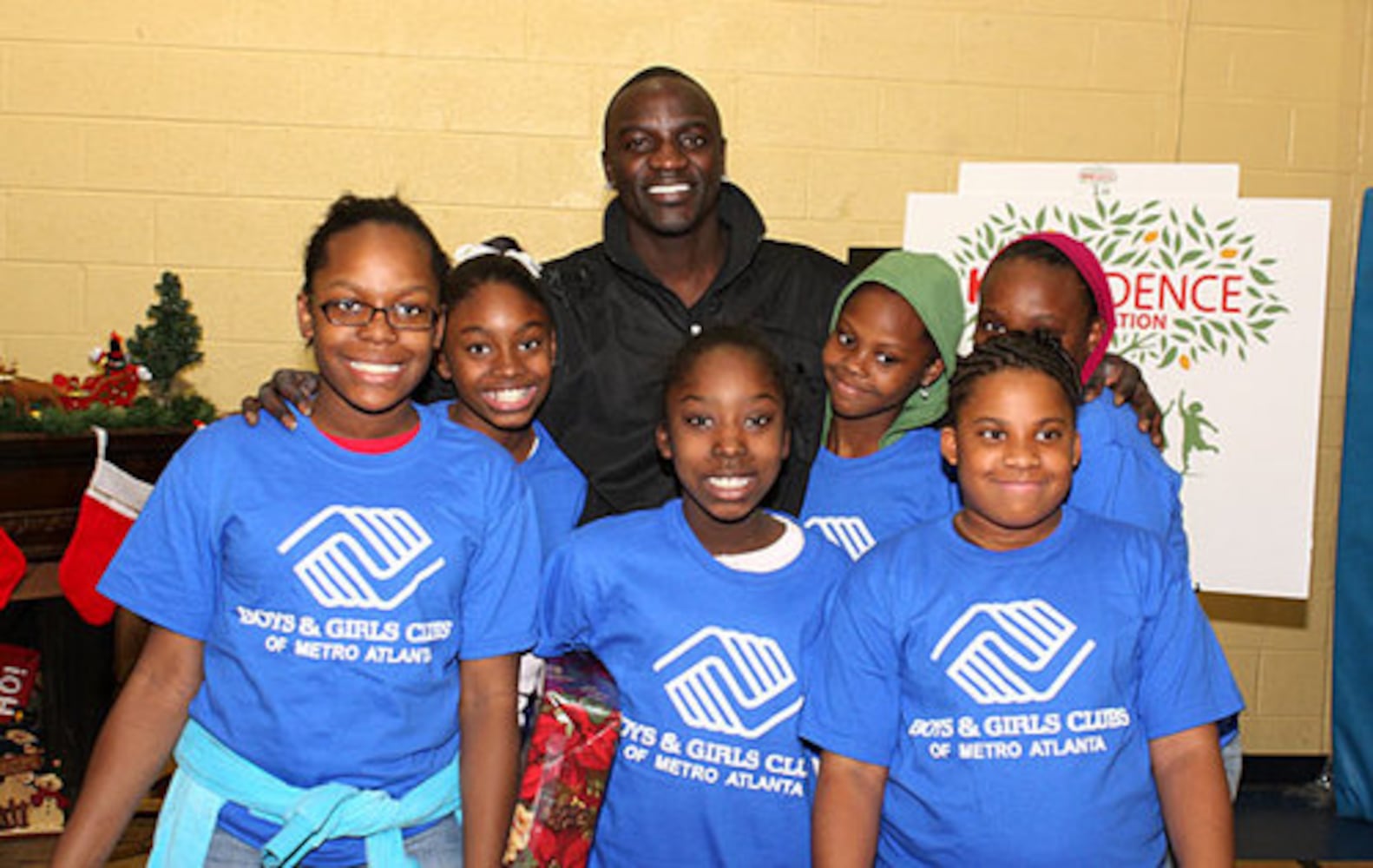 Akon hosts Holiday Toy Give-Away