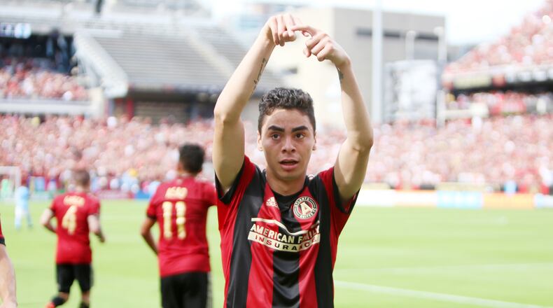 Atlanta United’s Miguel Almiron shows a sign with the ‘A’ after he scored the third goal for his team, by the end of the game he was name the best player for the second week in a row. (Miguel Martinez / Mundo Hispanico)