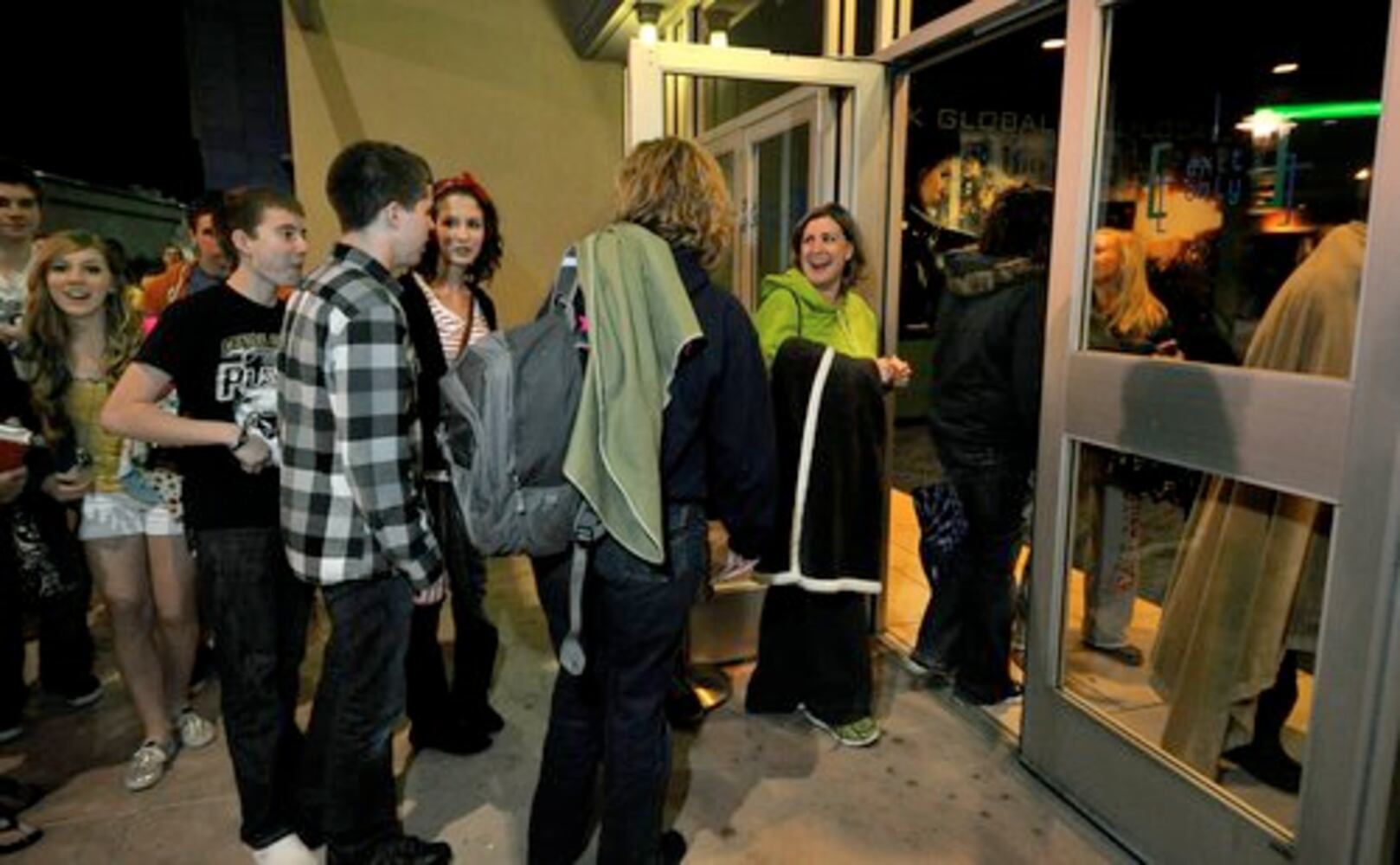 Fans wait to see midnight showing of 'Hunger Games'