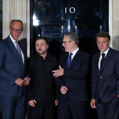 Britain's Prime Minister Keir Starmer, second from right, France's President Emmanuel Macron, right, Ukrain'e President Volodymyr Zelenskyy, second from left, and Germany's Chancellor Friedrich Merz, pose for photos on the doorstep of 10 Downing Street after their meeting in London, Sunday, June 7, 2026. (AP Photo/Alberto Pezzali)