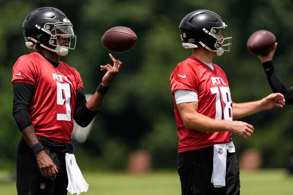 Atlanta Falcons quarterback Kirk Cousins, right, and quarterback Michael Penix Jr., work out during practice at NFL football minicamp, Tuesday, June 10, 2025, in Flowery Branch, Ga. (AP Photo/Mike Stewart)
