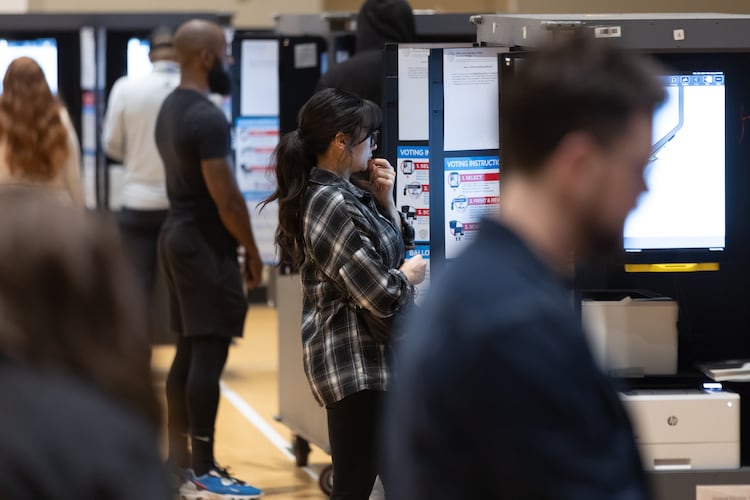 The city of Atlanta will be able to keep its 81 polling locations open until 8 p.m. Tuesday after Monday's ruling by Fulton County Superior Court Judge Melynee Leftridge. (John Spink/AJC 2024)