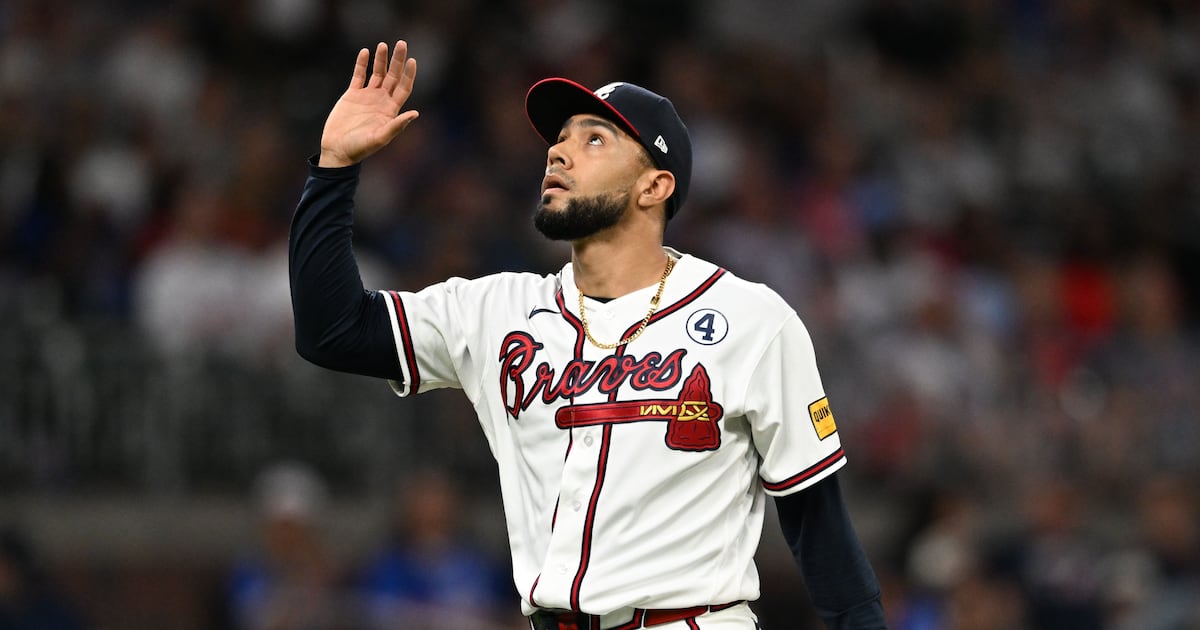 Robert Suarez returns to San Diego, with the Braves