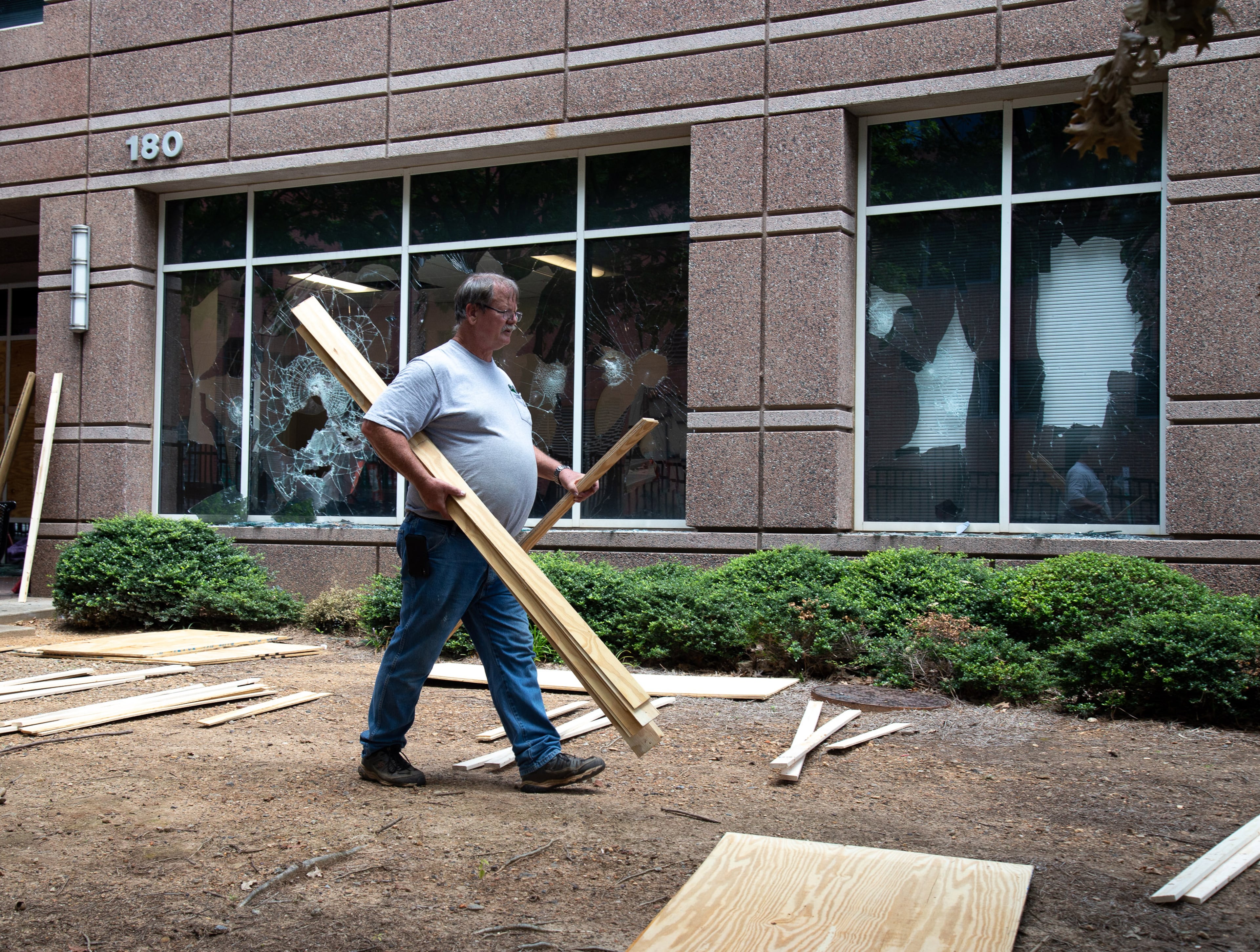 Workers make repairs to a federal immigration field office in Atlanta in July 2020. (STEVE SCHAEFER/AJC)