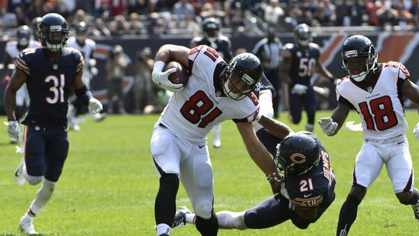 CHICAGO, IL - SEPTEMBER 10:  Austin Hooper #81 of the Atlanta Falcons carries the football toward the endzone against  Quintin Demps #21 of the Chicago Bears in the fourth quarter at Soldier Field on September 10, 2017 in Chicago, Illinois.  (Photo by David Banks/Getty Images)