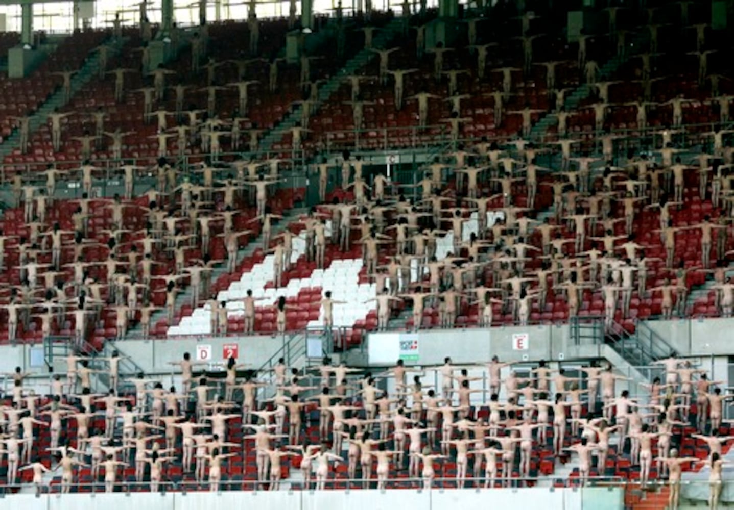 Thousands get naked for photo shoot