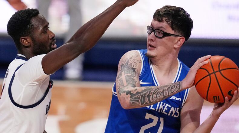 Saint Louis center Robbie Avila (21) looks to pass with Duquesne forward David Dixon defending during the first half of an NCAA college basketball game in Pittsburgh, Tuesday, Jan. 20, 2026. (AP Photo/Gene J. Puskar)
