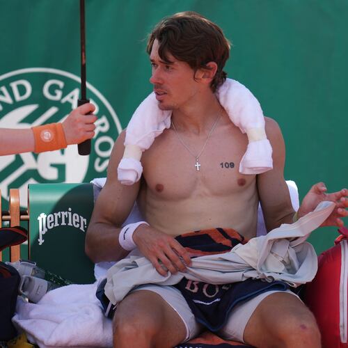 Alex De Minaur of Australia attends a break during the first round men's singles tennis match against Toby Samuel of Britain at the French Open tennis tournament in Paris, Monday, May 25, 2026. (AP Photo/Christophe Ena)