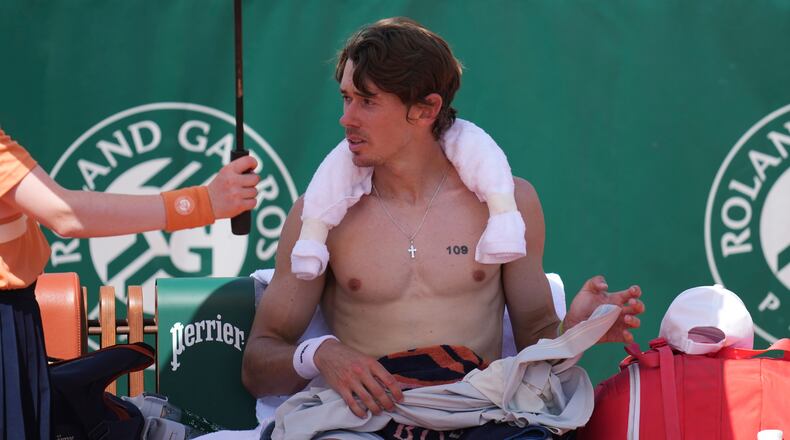 Alex De Minaur of Australia attends a break during the first round men's singles tennis match against Toby Samuel of Britain at the French Open tennis tournament in Paris, Monday, May 25, 2026. (AP Photo/Christophe Ena)