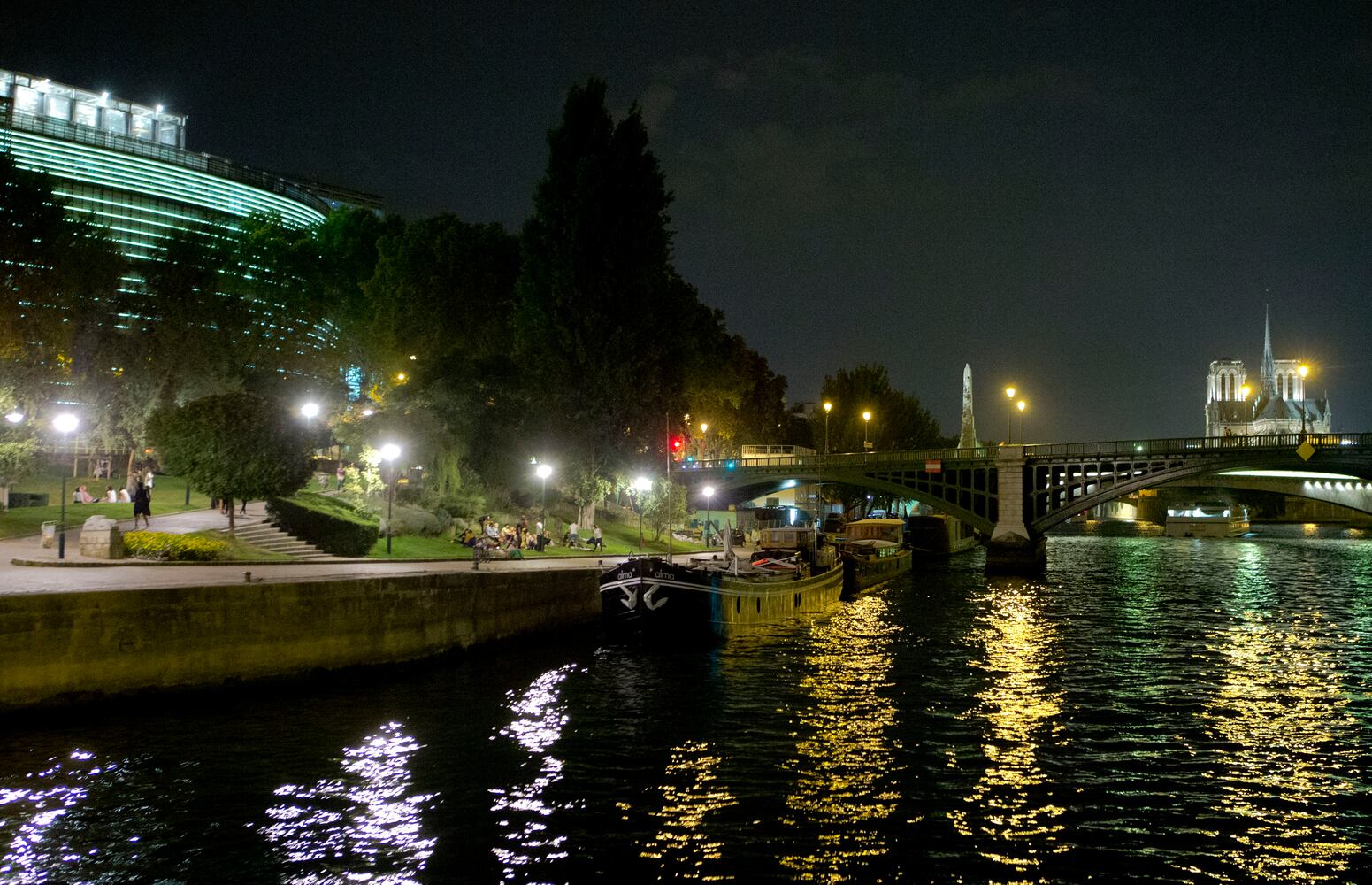 Images of famous landmarks along the Seine River