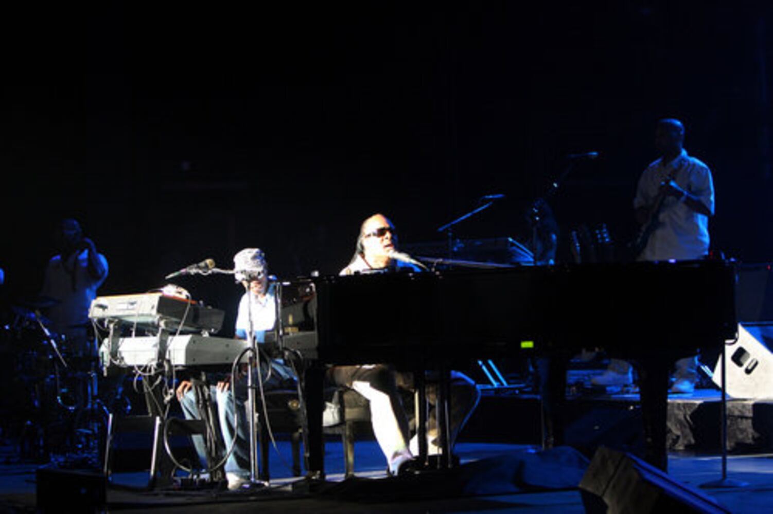 Stevie Wonder plays at Verizon