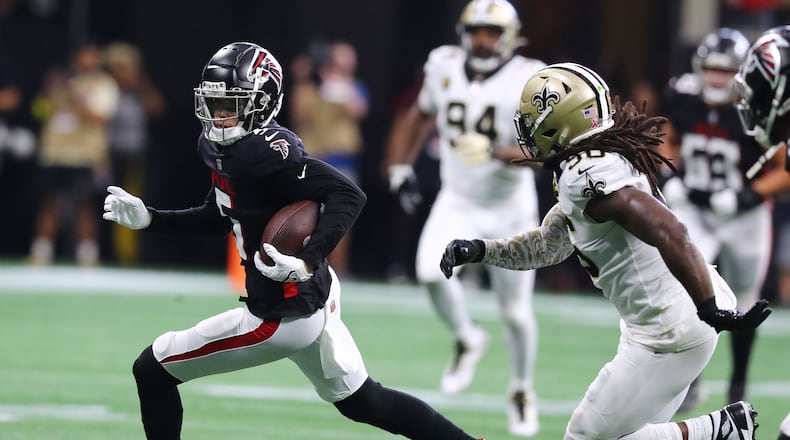 091122 Atlanta: Atlanta Falcons wide receiver Drake London makes a first down reception against the New Orleans Saints during the first half in a NFL football game on Sunday, Sept. 11, 2022, in Atlanta.   “Curtis Compton / Curtis Compton@ajc.com