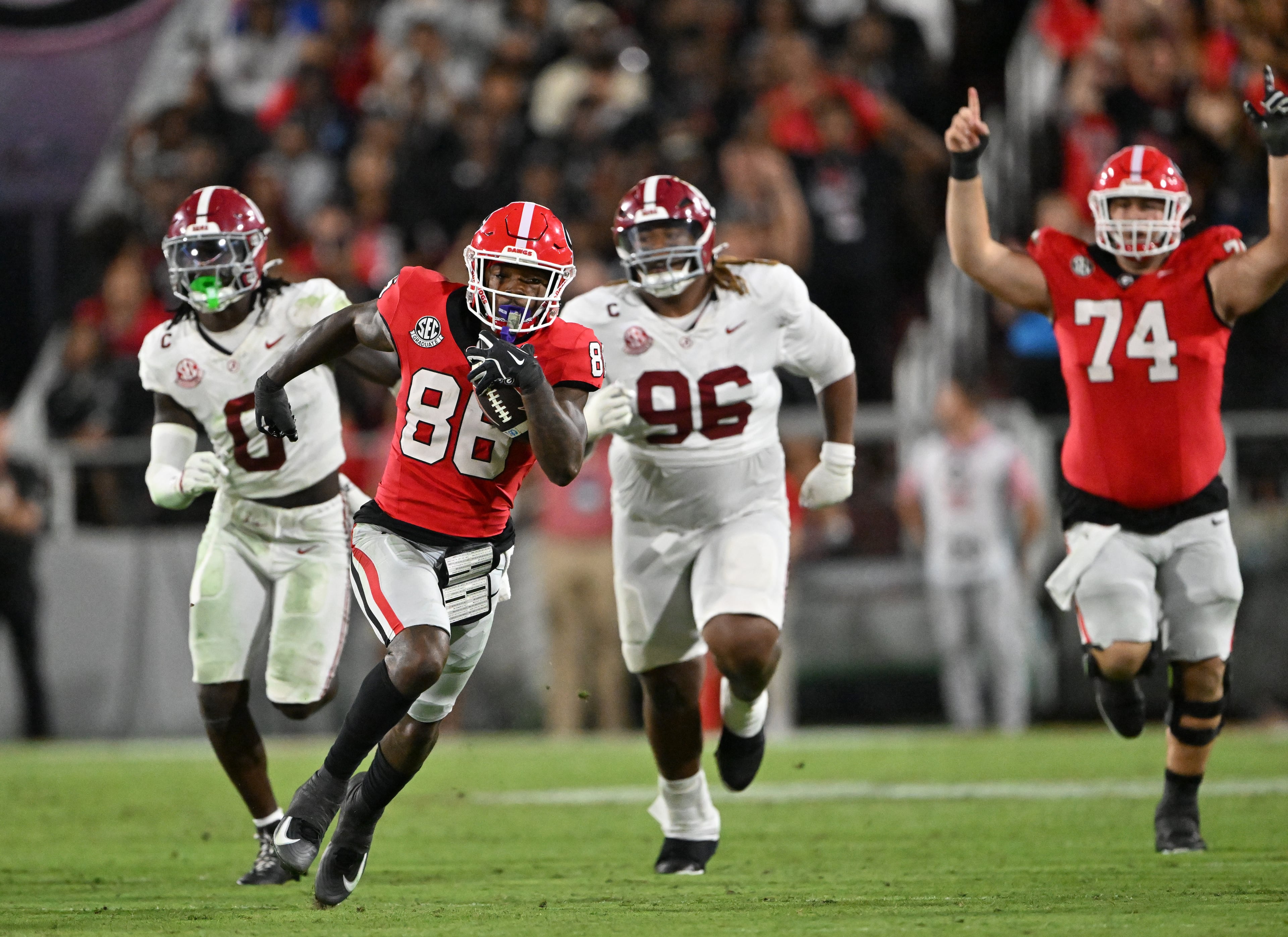 Georgia wide receiver Dillon Bell (86) runs for a long first down during the second half in an NCAA football game at Sanford Stadium, Saturday, September 27, 2025, in Athens. Alabama won 24-21 over Georgia. (Hyosub Shin / AJC)