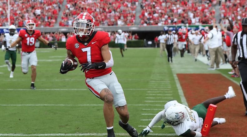 091121 Athens: Georgia wide receiver Jermaine Burton catches a pass from Stetson Bennett and gets into the endzone for a 70-plus yard touchdown on the opening drive against UAB for a 7-0 lead during the first quarter in a NCAA college football game on Saturday, Sept 11, 2021, in Atlanta.    “Curtis Compton / Curtis.Compton@ajc.com”