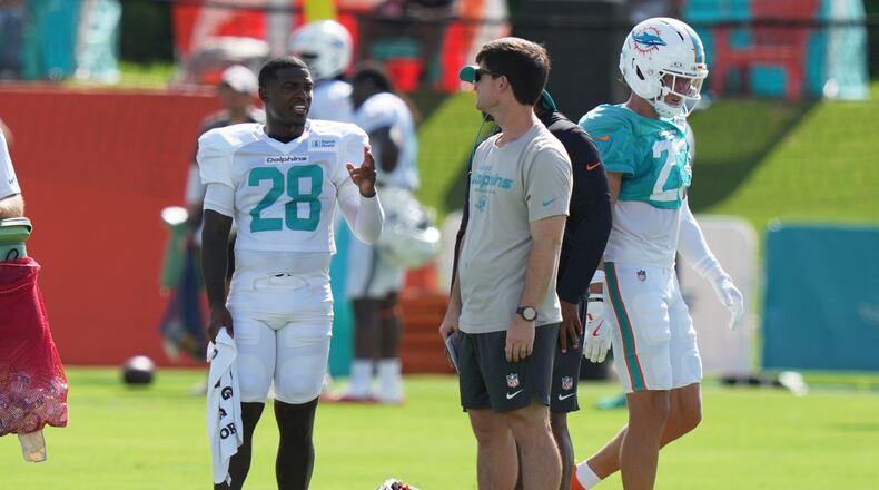 Miami Dolphins running back De'von Achane (28) does drills during practice at the team's NFL football training camp, Monday, Aug. 10, 2026, in Miami Gardens, Fla. (AP Photo/Lynne Sladky)