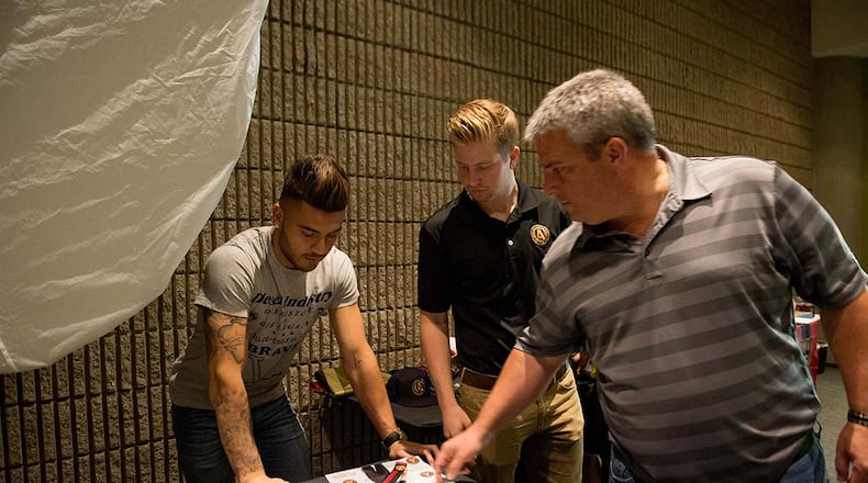 Paul McDonough (right) speaks with Atlanta United player Hector Villalba. (Atlanta United)