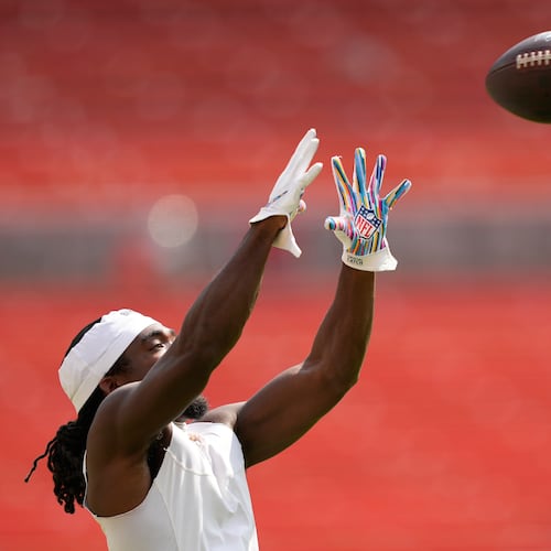 Cleveland Browns tight end Dae'Quan Wright warms up before a preseason NFL football game against the Buffalo Bills, Saturday, Aug. 22, 2026, in Cleveland. (AP Photo/Carolyn Kaster)