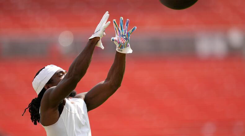 Cleveland Browns tight end Dae'Quan Wright warms up before a preseason NFL football game against the Buffalo Bills, Saturday, Aug. 22, 2026, in Cleveland. (AP Photo/Carolyn Kaster)
