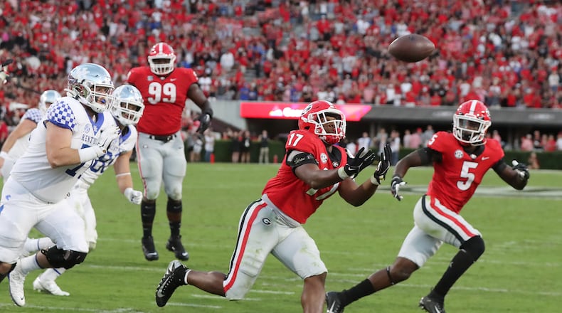 101621 Athens: Georgia inside linebacker Nakobe Dean (center) catches Kentucky's blocked extra point attempt in the final seconds of a 30-13 victory over Kentucky in a NCAA college football game on Saturday, Oct. 16, 2021, in Athens. “Curtis Compton / Curtis.Compton@ajc.com”