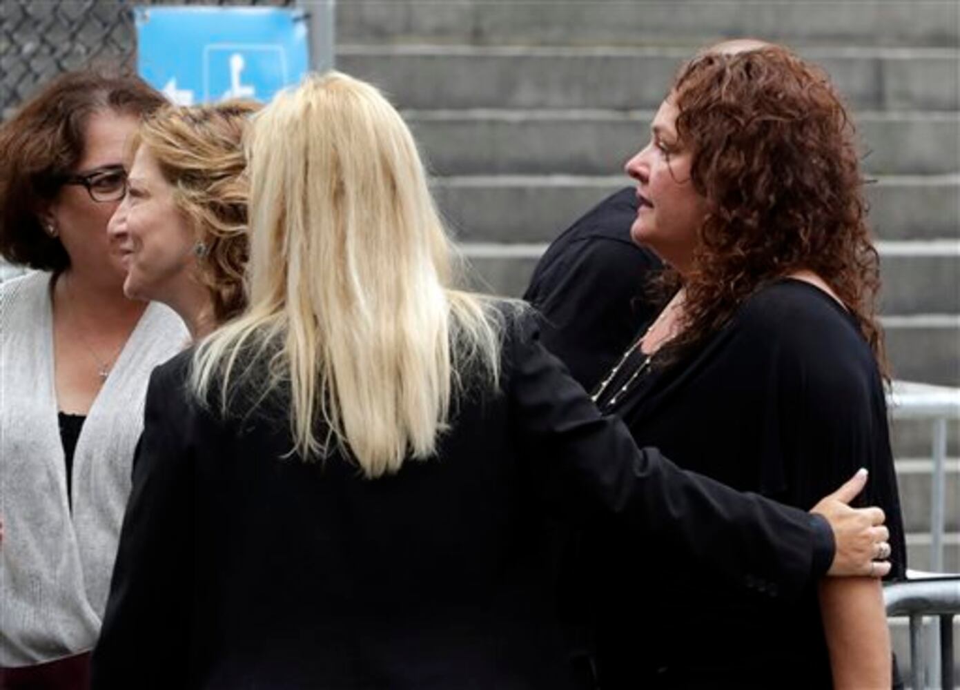 Stars, fans say goodbye to James Gandolfini