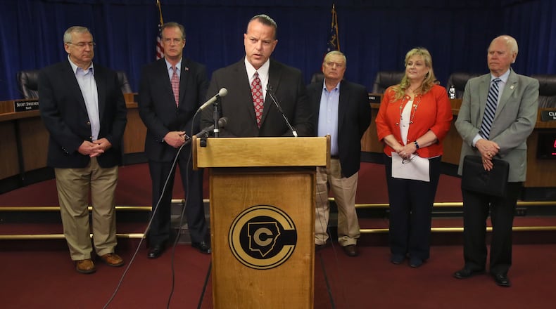 Cobb schools superintendent Chris Ragsdale, with school board members. BOB ANDRES / BANDRES@AJC.COM