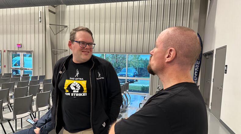 SAG-AFTRA chief negotiator Duncan Crabtree Ireland met with unionized actors at the Teamsters Atlanta hall Monday night. He is talking to the local chapter's senior business rep Jess Speaker (right). RODNEY HO/rho@ajc.com