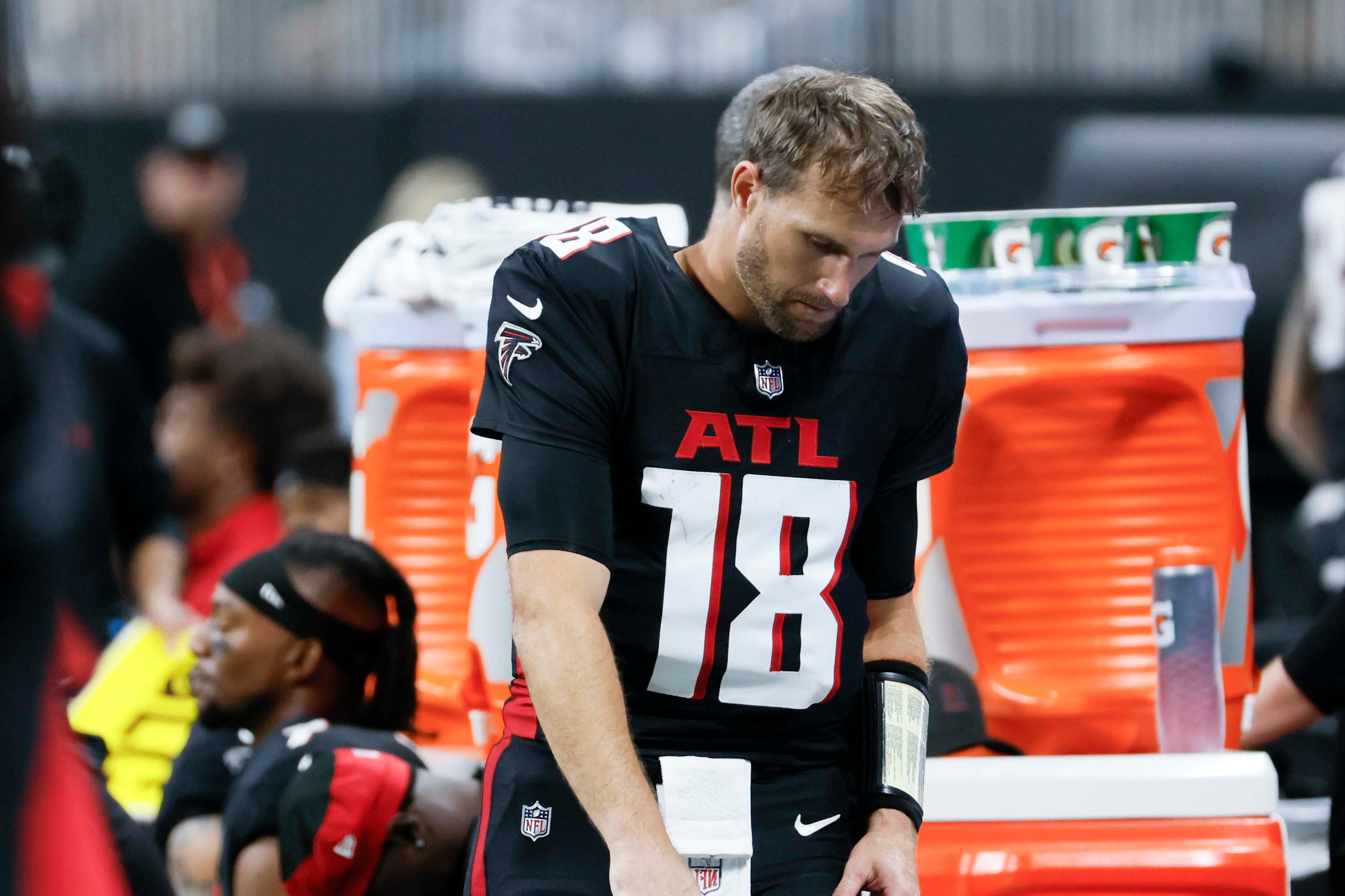 Atlanta Falcons quarterback Kirk Cousins looks down in the side lines during the second half of an NFL football game against the Miami Dolphins at Mercedes-Benz Stadium in Atlanta on Sunday, Oct. 26, 2025.  The Miami Dolphins beat the Atlanta Falcons 34-10.(Miguel Martinez/AJC)