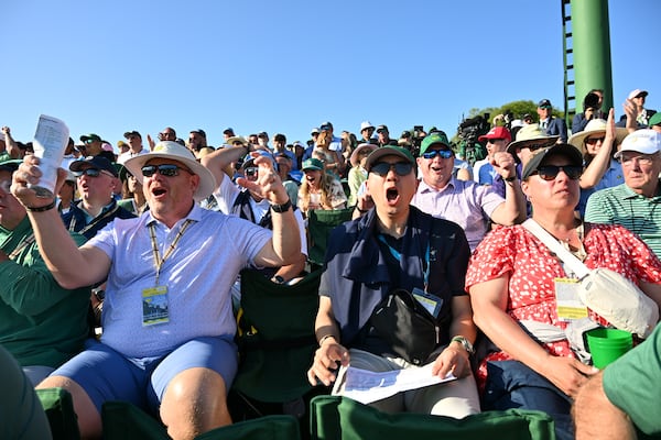 Patrons on the 18th green react to news that Justin Rose bogeyed the 17th hole during the final round of the 2025 Masters.