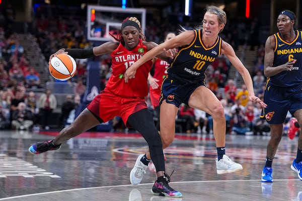 Indiana Fever guard Lexie Hull (10) defends Atlanta Dream guard Rhyne Howard (10) in the second half of a WNBA basketball game in Indianapolis, Tuesday, May 20, 2025. (AP Photo/Michael Conroy)