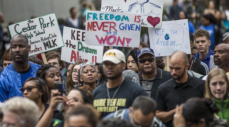 La gente marchó desde la Universidad de Texas hacia el Capitolio de Texas para honrar el Día de Martin Luther King el lunes, enero 16, 2017. Miles de personas se reunieron en la escalinata sur del Capitolio de Texas y continuaron a marchar. RICARDO B. BRAZZIELL/AHORA SÍ