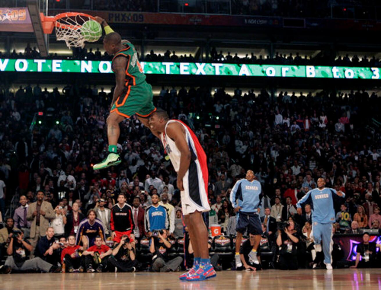 Robinson wins NBA dunk contest