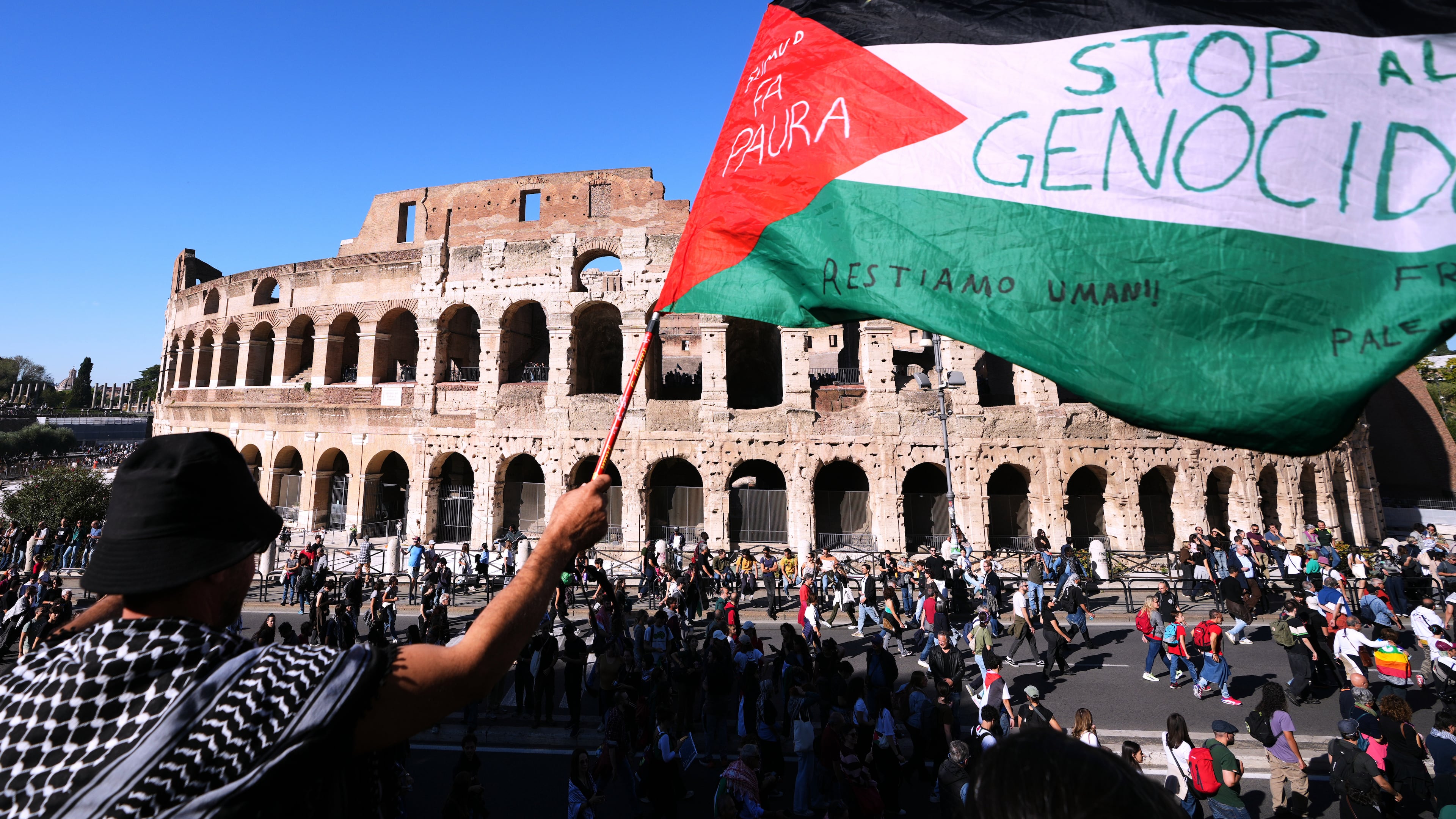 Pro-Palestinian demonstrators pass in front of Rome's Colosseum, Saturday, Oct. 4, 2025, during a march calling for an end to the war in Gaza. (AP Photo/Alessandra Tarantino)