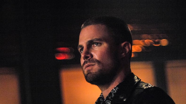 Supergirl -- "Elseworlds, Part 3" -- Image Number: SPG409a_0142b.jpg -- Pictured: Stephen Amell as Oliver Queen/Green Arrow -- Photo: Sergei Bachlakov/The CW -- é 2018 The CW Network, LLC. All Rights Reserved.