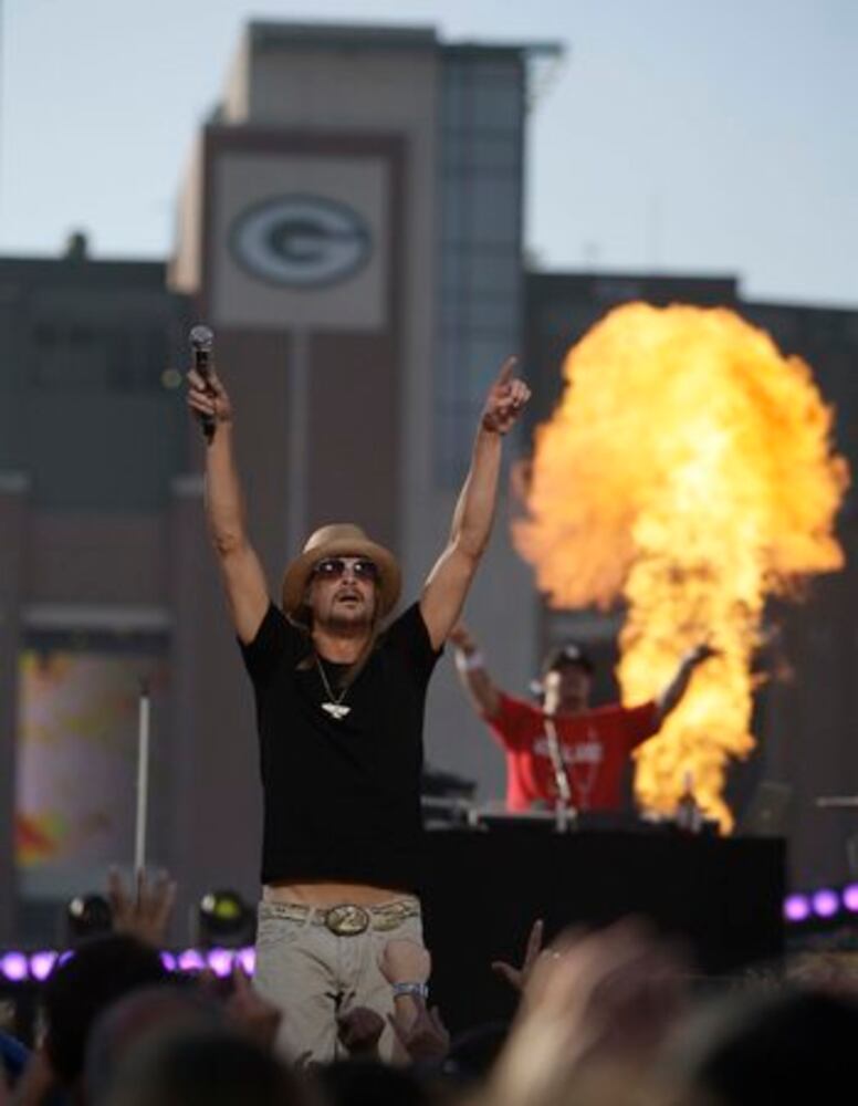 NFL crowds rock out to Maroon 5, Kid Rock and Lady Antebellum