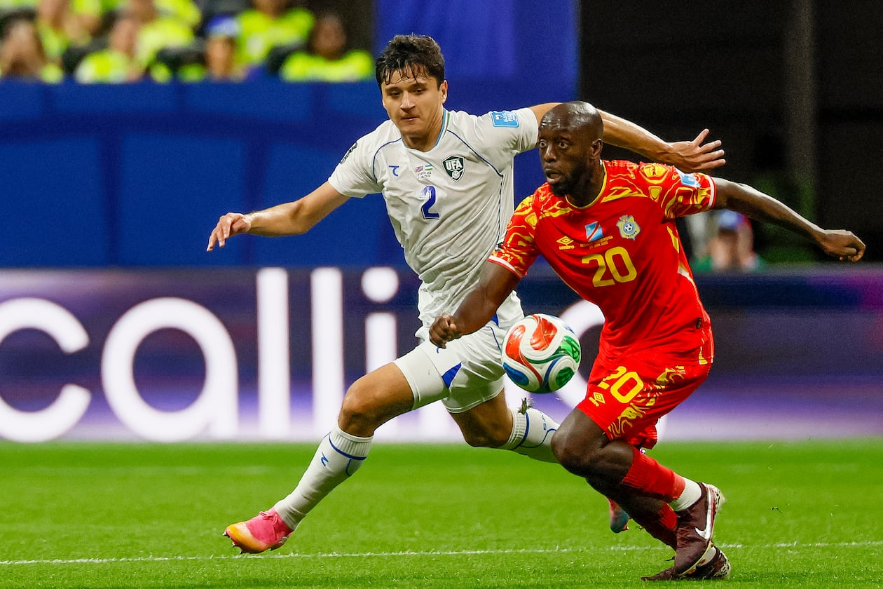 Uzbekistan defender Abdukodir Khusanov (left) chases Congo forward Yoane Wissa (right) across midfield during the first half of a FIFA World Cup match at Atlanta Stadium (Mercedes-Benz Stadium) on Saturday, June 27, 2026, in Atlanta. (Miguel Martinez/AJC)