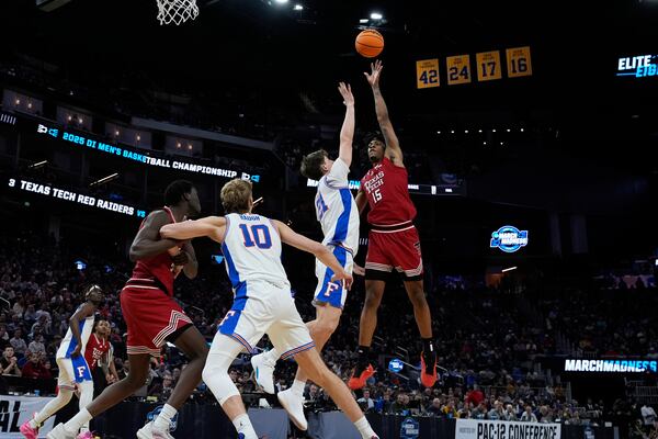 Texas Tech forward JT Toppin (15) shoots over Florida forward Alex Condon (21) during the second half in the Elite Eight of the NCAA college basketball tournament, Saturday, March 29, 2025, in San Francisco. (AP Photo/Godofredo A. Vásquez)