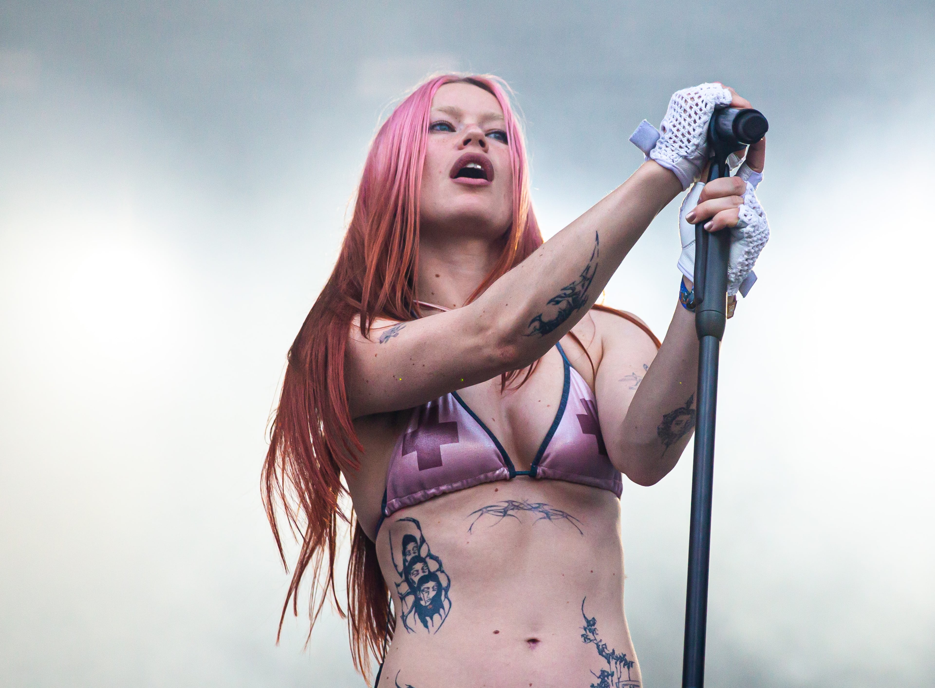 Atlanta, Ga. — British indie rockers Wet Leg drew a huge crowd on Sunday evening, Sept. 21, 2025, at Piedmont Park. Lead singer Rhian Teasdale showed why she’s become a standout star over the past year. (RYAN FLEISHER FOR THE ATLANTA JOURNAL-CONSTITUTION)