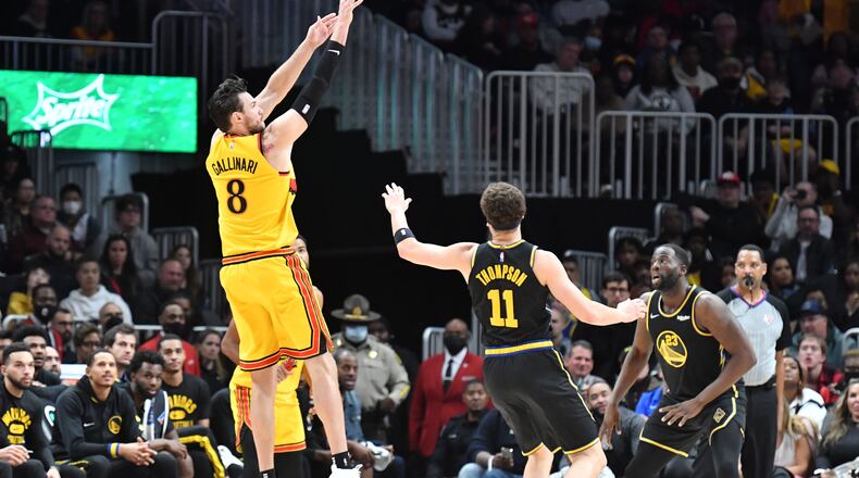 Hawks forward Danilo Gallinari shoots over Warriors guard Klay Thompson on Friday night in Atlanta. (Hyosub Shin / Hyosub.Shin@ajc.com)
