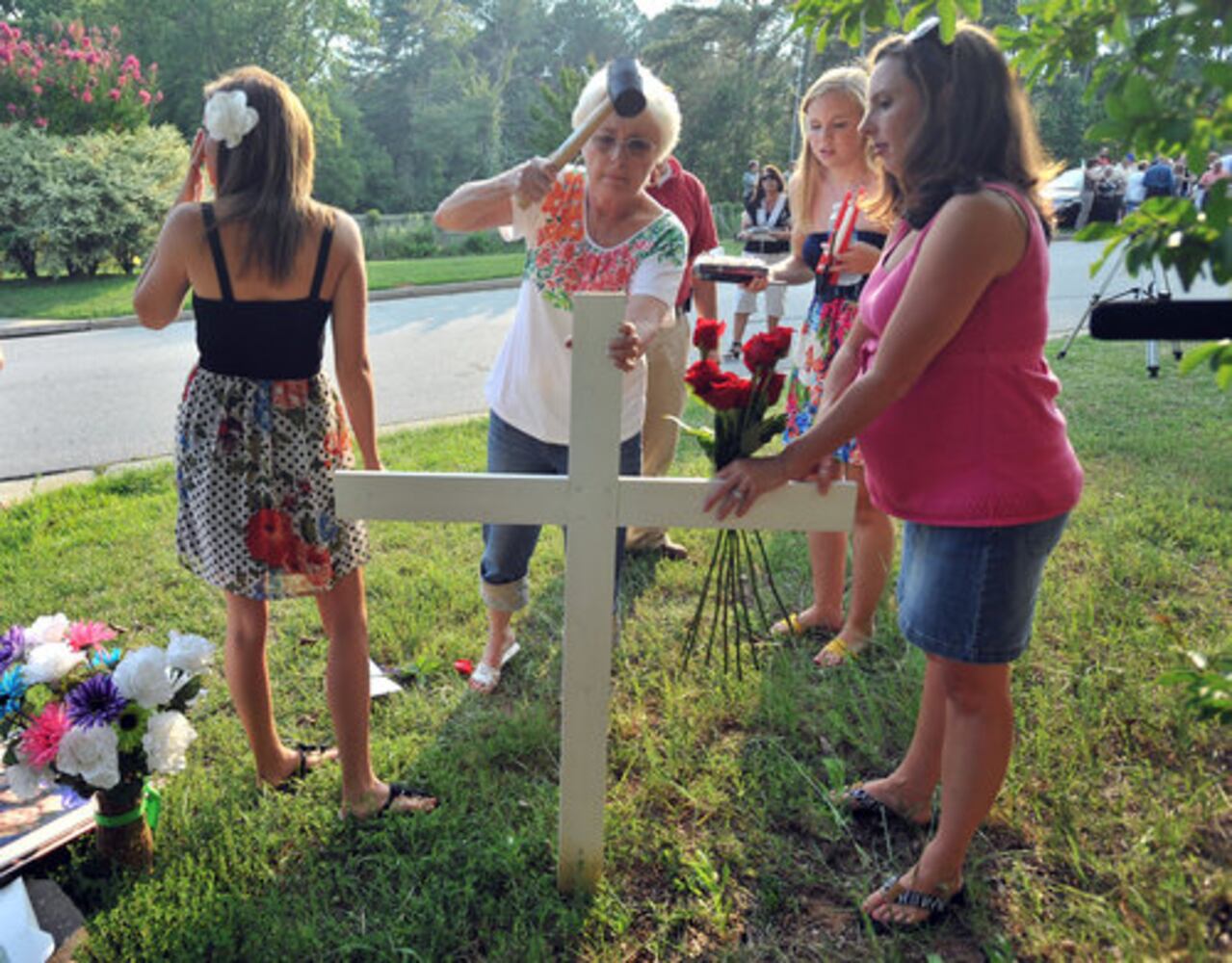 Candlelight vigil for Nique Leili