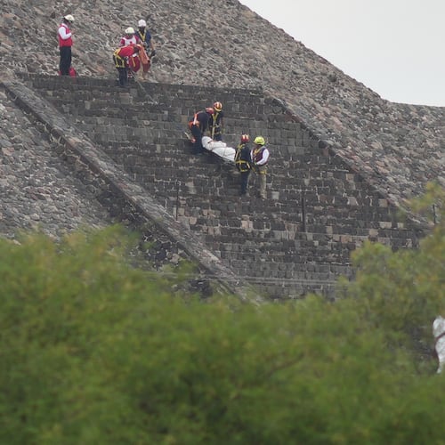 Forensic workers carry the body of a victim down a pyramid after authorities said a gunman opened fire, in Teotihuacan, Mexico, Monday, April 20, 2026. (AP Photo/Eduardo Verdugo)
