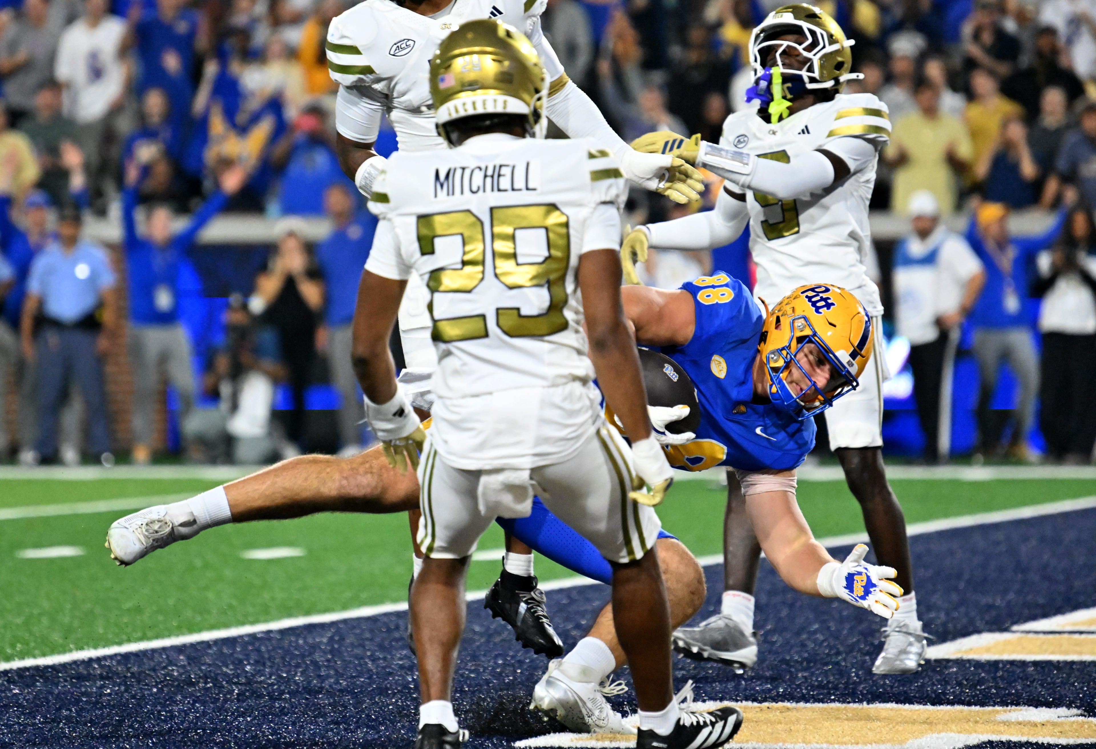 Pittsburgh tight end Justin Holmes (88) scores a touchdown during the first half in an NCAA college football game at Bobby Dodd Stadium, Saturday, November 22, 2025 in Atlanta. (Hyosub Shin / AJC)