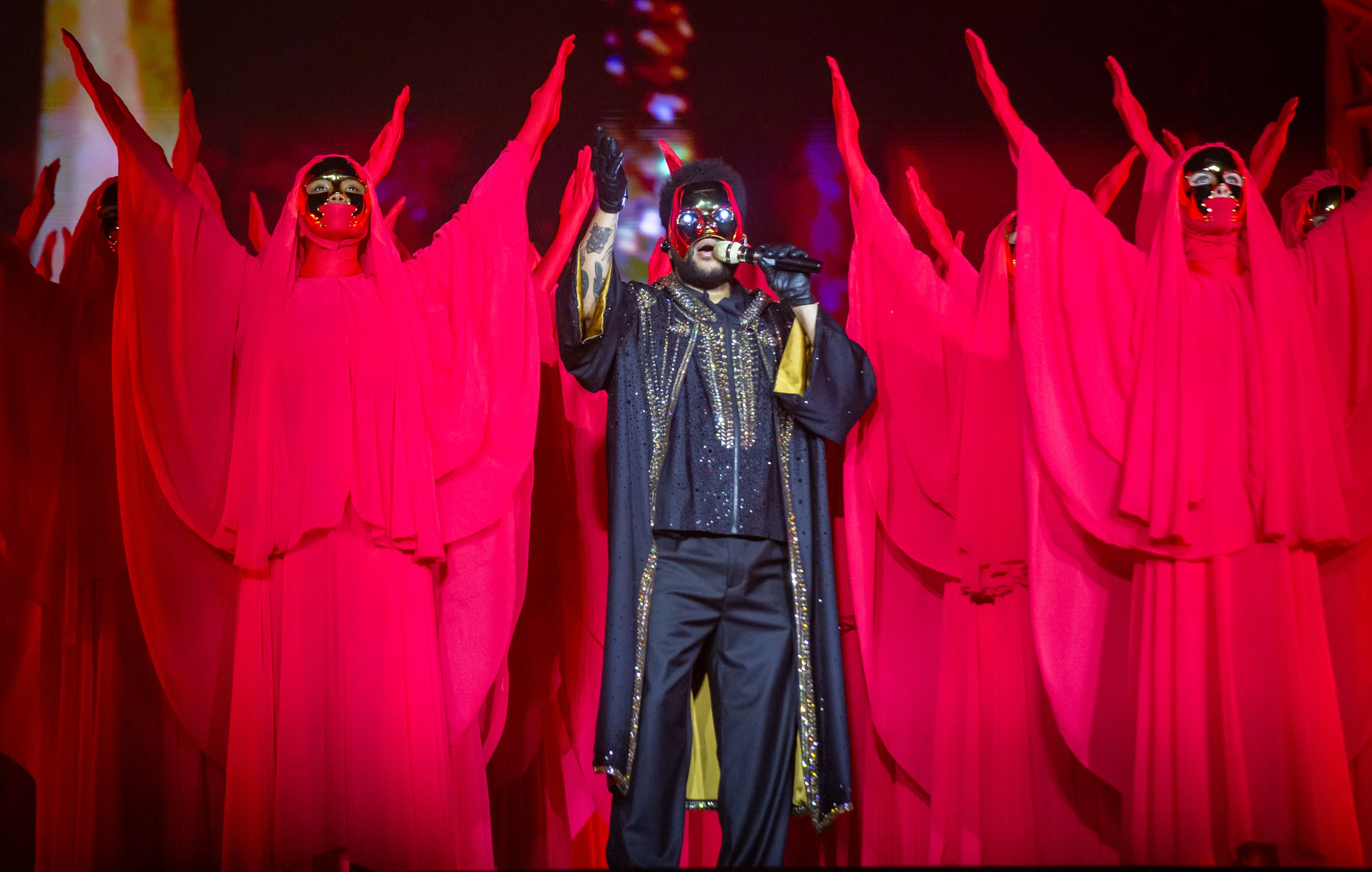 In his signature falsetto, The Weeknd sifted through songs like “Wake Me Up” and “Starboy” as the Atlanta crowd sang along at Mercedes-Benz Stadium on Thursday night. (Ryan Fleisher for the AJC)