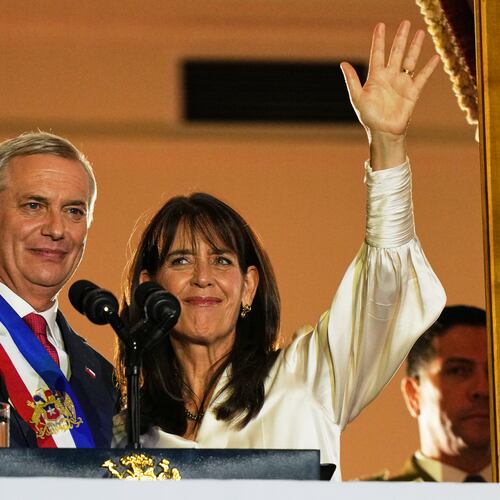 Chile's President Jose Antonio Kast and his wife Maria Pia Adriasola wave to supporters from the balcony of La Moneda presidential palace after his inauguration in Santiago, Chile, Wednesday, March 11, 2026. (AP Photo/Esteban Felix)