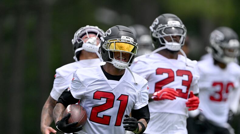 Falcons cornerback Mike Hughes (center) — pictured during OTAs in late May — is entering his ninth season in the NFL. He missed two games with Atlanta because of a neck injury in 2024 and five games with neck and ankle injuries last season. (Hyosub Shin/AJC)