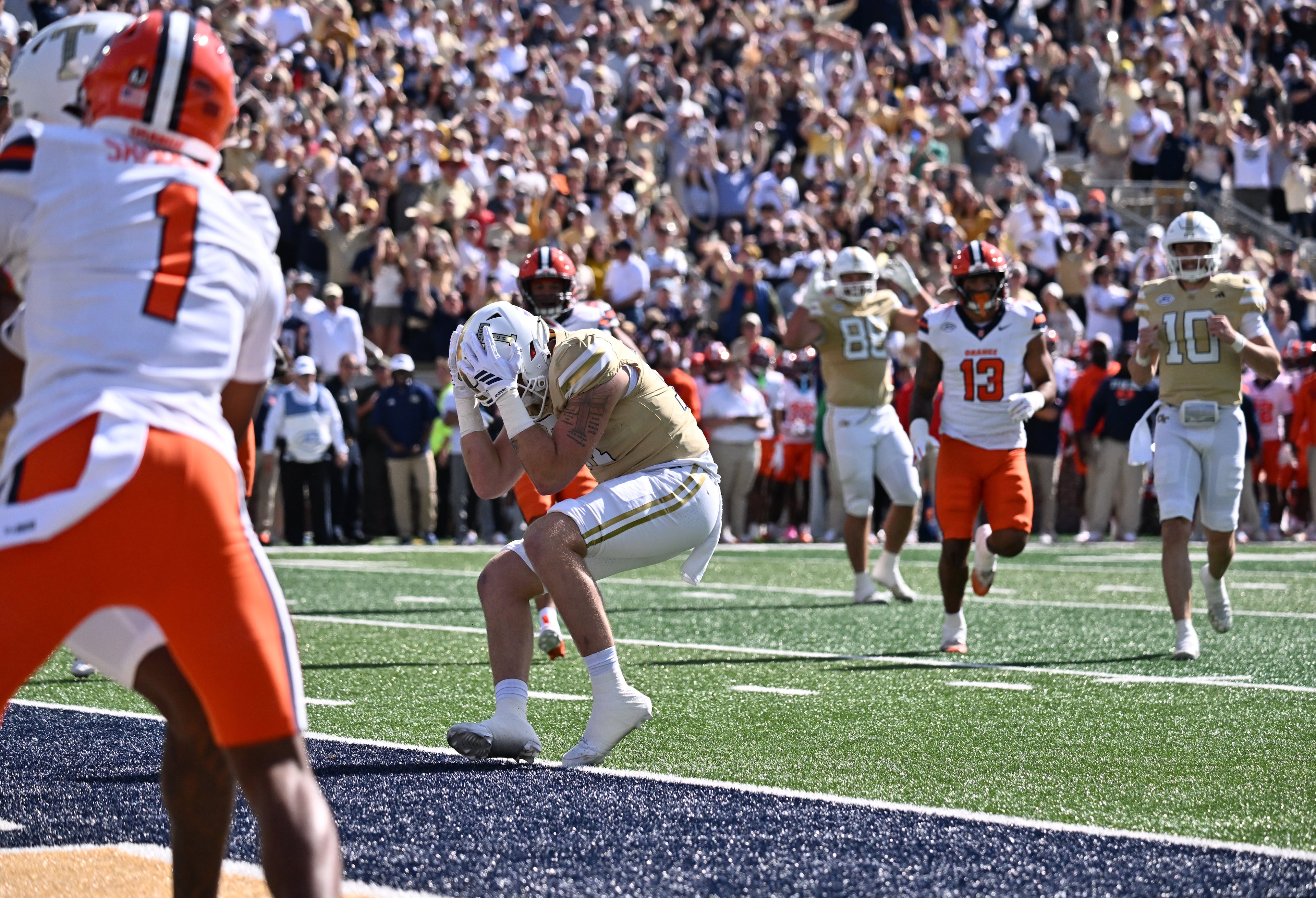Georgia Tech tight end Josh Beetham (17) reacts after missing a pass during the first half of an NCAA college football game at Bobby Dodd Stadium, Saturday, October 25, 2025 in Atlanta. (Hyosub Shin / AJC)