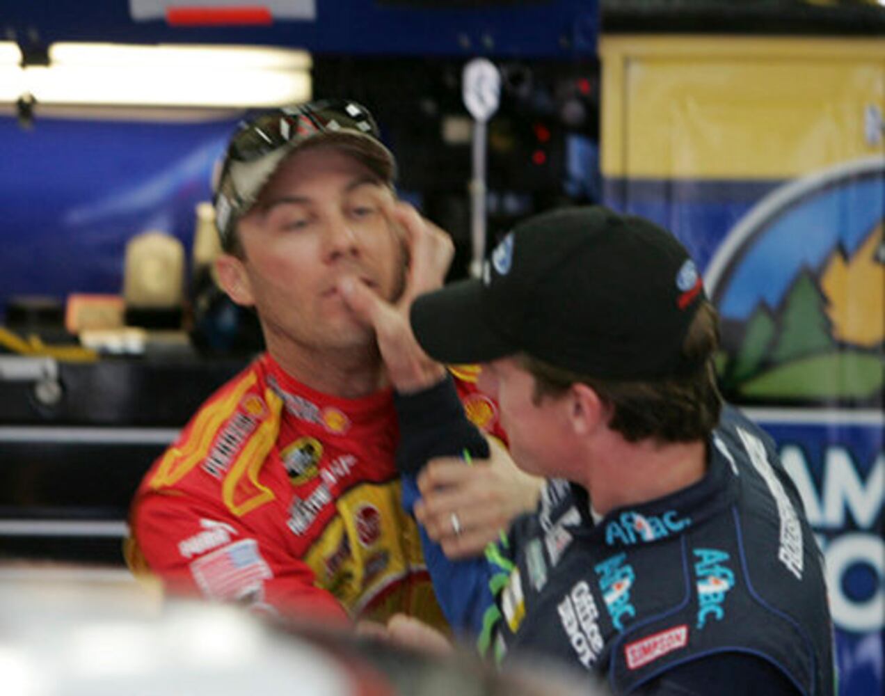 Fisticuffs between NASCAR's Edwards, Harvick