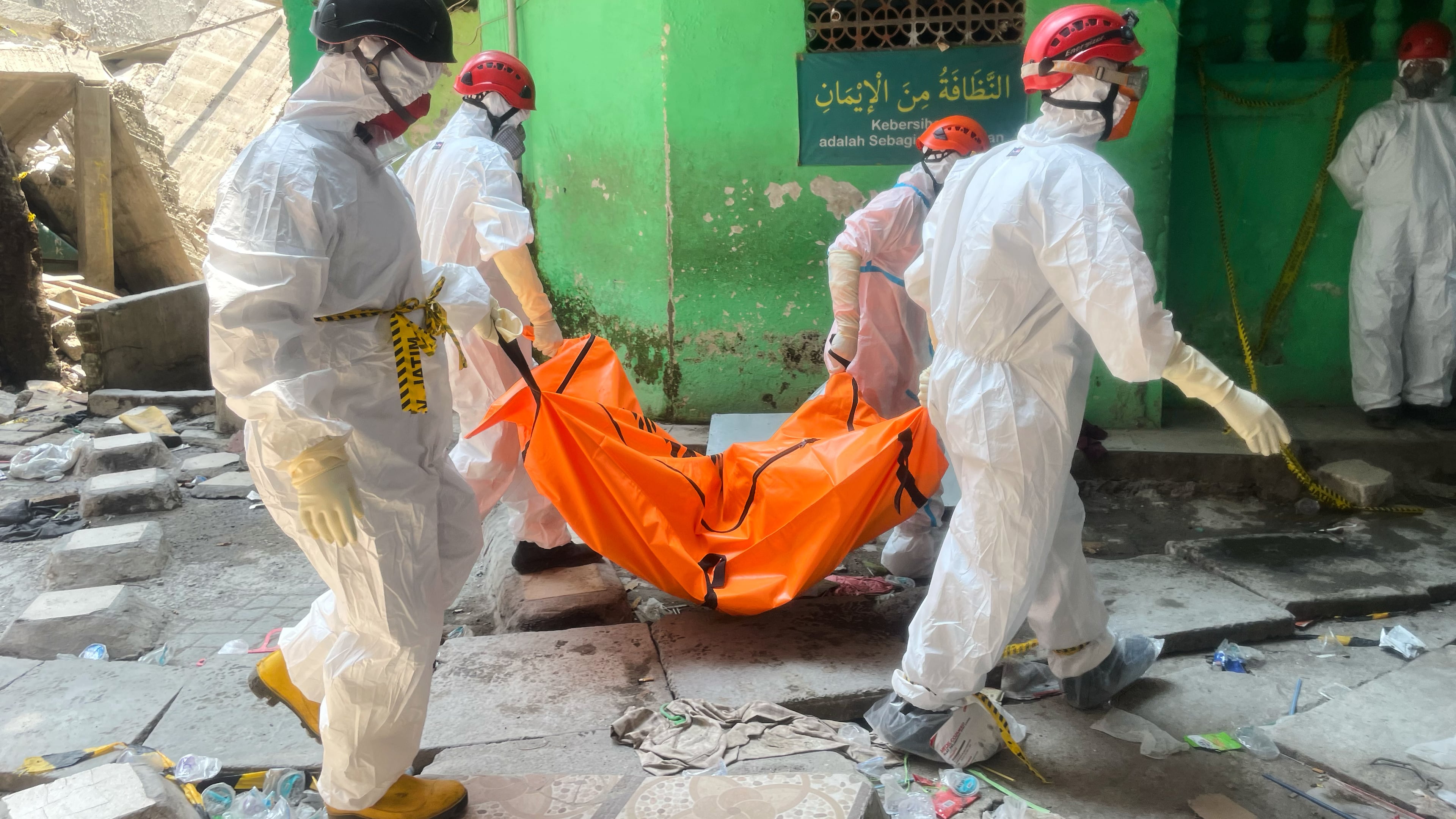Rescuers carry the body of a victim after an Islamic boarding school collapsed in Sidoarjo, East Java, Indonesia, Friday, Oct. 3, 2025. (AP Photo/Trisnadi)