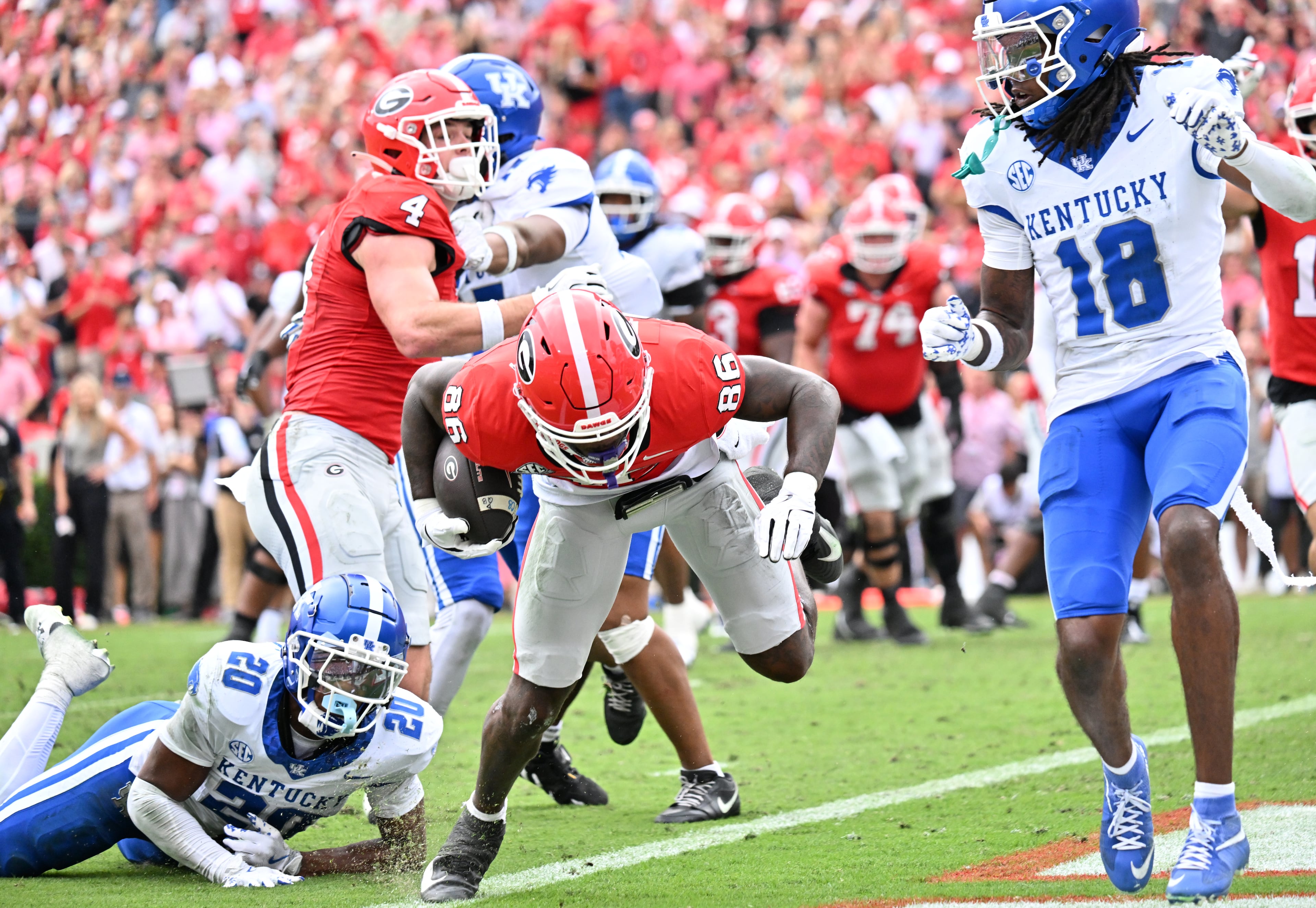 Georgia wide receiver Dillon Bell (86) rushes for a touchdown during the first half in a NCAA college football game at Sanford Stadium, Saturday, October 4, 2025, in Athens. (Hyosub Shin / AJC)