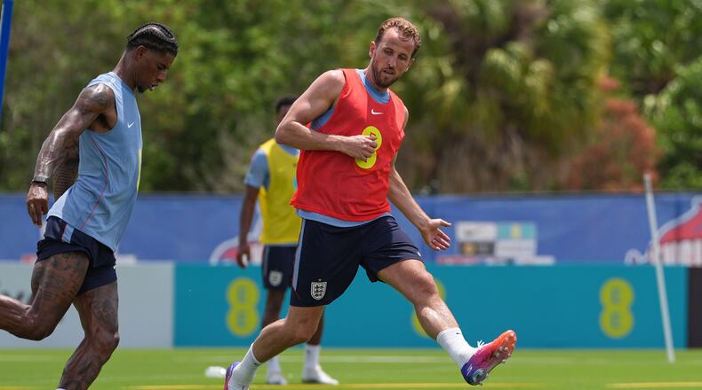 England forwards Harry Kane, right, and Marcus Rashford work out during a training session for the national soccer team in Palm Beach Gardens, Fla., Tuesday, June 2, 2026, ahead of the World Cup soccer tournament. (AP Photo/Rebecca Blackwell)